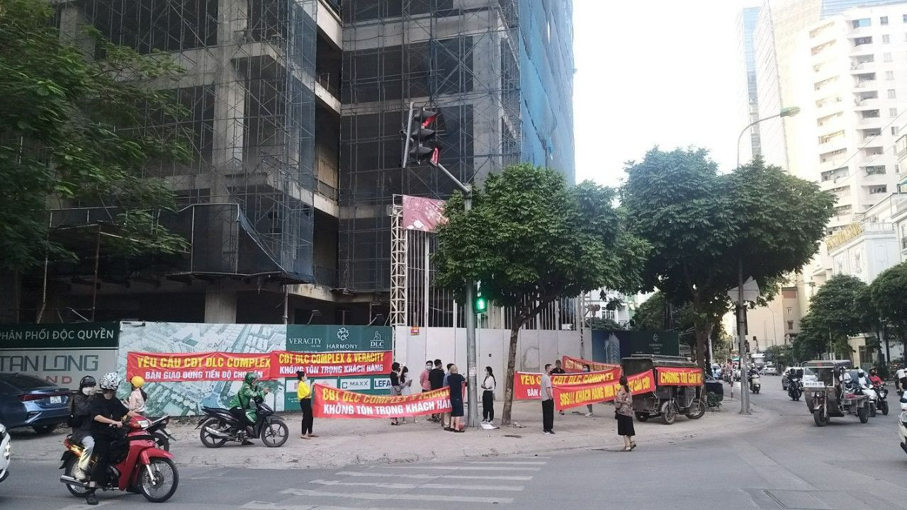 Khách hàng mua căn hộ tại dự án DLC – Complex Nguyễn Tuân băng rôn đòi nhà. Ảnh: Cư dân cung cấp. Khách hàng mua căn hộ tại dự án DLC – Complex Nguyễn Tuân băng rôn đòi nhà. Ảnh: Cư dân cung cấp.