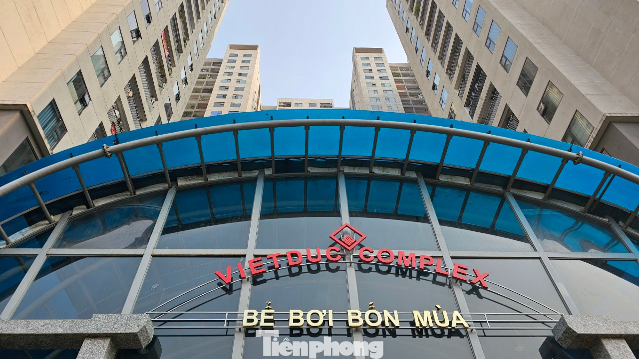 Cư dân chung cư Việt Đức Complex (quận Thanh Xuân) lo lắng việc 2 tầng kỹ thuật thành văn phòng khiến các căn hộ không đủ điều kiện để được cấp "sổ hồng". Ảnh: Đình Phong. Cư dân chung cư Việt Đức Complex (quận Thanh Xuân) lo lắng việc 2 tầng kỹ thuật thành văn phòng khiến các căn hộ không đủ điều kiện để được cấp "sổ hồng". Ảnh: Đình Phong.