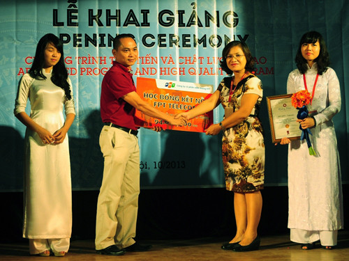 Ông Hoàng Trung Kiên – Phó TGD FPT Telecom trao học bổng cho đại diện ĐH Ngoại thương 
