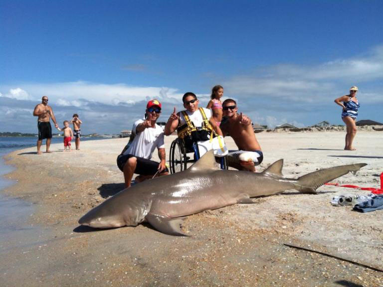 Matt Sechrist và con cá mập. Ảnh: Facebook.. Matt Sechrist và con cá mập. Ảnh: Facebook.