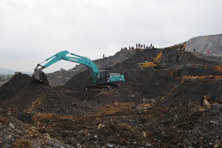 Máy xúc vẫn hoạt động hết công suất sau khi khu vực tìm kiếm thu hẹp lại. Ảnh: Tuấn Nguyễn. Máy xúc vẫn hoạt động hết công suất sau khi khu vực tìm kiếm thu hẹp lại. Ảnh: Tuấn Nguyễn