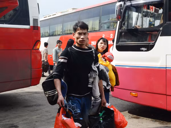 Vợ chồng tay xách nách mang