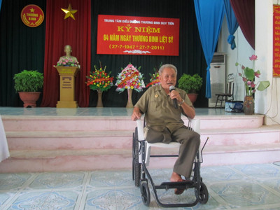 Ông Nguyễn Xuân Mai, thương binh quê Ninh Bình hát hai bài tặng lại các đoàn đến thăm, tặng quà