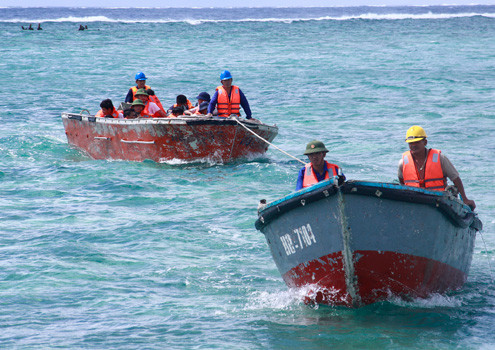 Để đến được các đảo, đoàn thu, thay quân phải đi xuồng vận tải