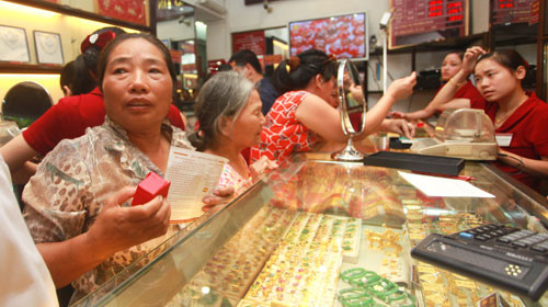 Ngày 19-7, giá vàng trong nước lập kỷ lục mới 39,75 triệu đồng/lượng, kéo theo làn sóng mua bán vàng nữ trang từ người dân đến giới kinh doanh (ảnh chụp tại cửa hàng Bảo Tín Minh Châu, Hà Nội). Ảnh: Nguyễn Khánh