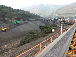 Khai thác than tại Công ty than Vàng Danh thuộc TKV. (Ảnh: Hà Thái/TTXVN)