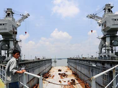 Ụ nổi nằm tại cảng. Ảnh: h.v. Ụ nổi nằm tại cảng. Ảnh: h.v