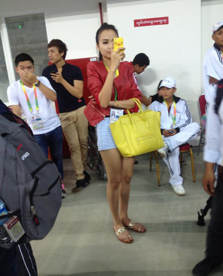 Tại Myanmar, tất cả phụ nữ đều ăn mặc kín đáo, cả trong nhà cũng như khi ra đường. Rất hiếm thấy cô gái nào diện đồ ngắn ngoài đường như Diễm Hương. sádf