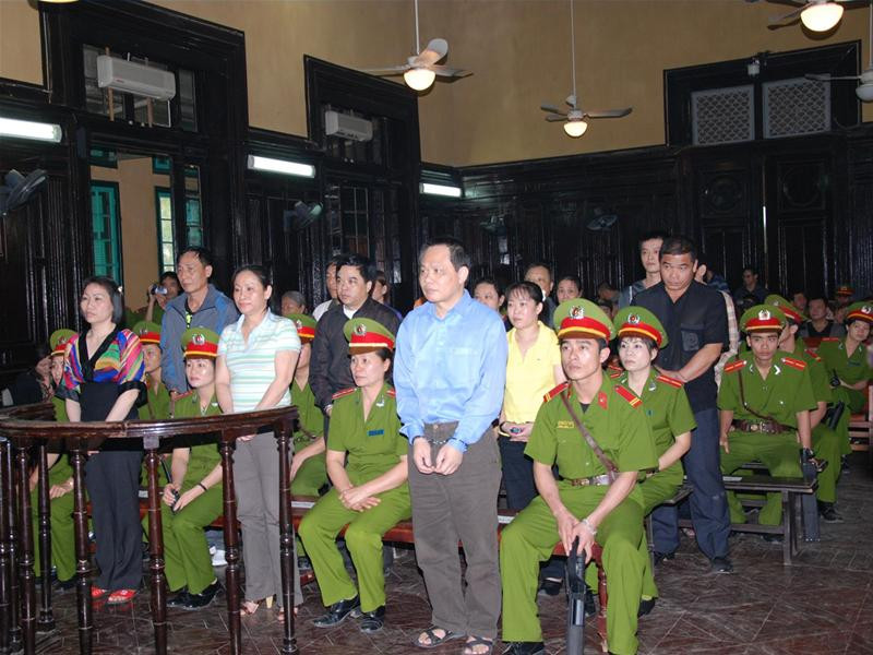 Các bị cáo nghe tuyên án - Ảnh: B.T