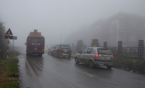 Đường lên đèo sương mù bao phủ. Đường lên đèo sương mù bao phủ