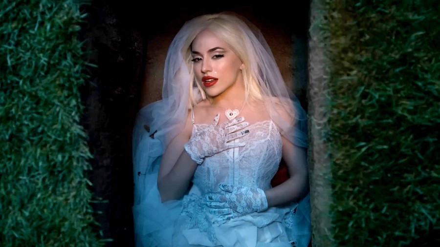 Ava Max hát về mối tình đổ vỡ trong ca khúc One of Us.