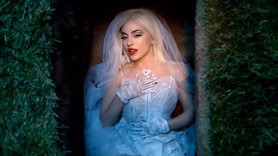 Ava Max hát về mối tình đổ vỡ trong ca khúc One of Us.