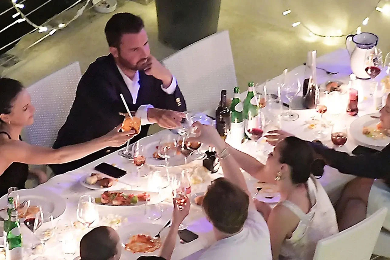 Selena Gomez tận hưởng bữa tiệc sinh nhật trên du thuyền xa hoa bên bạn bè.