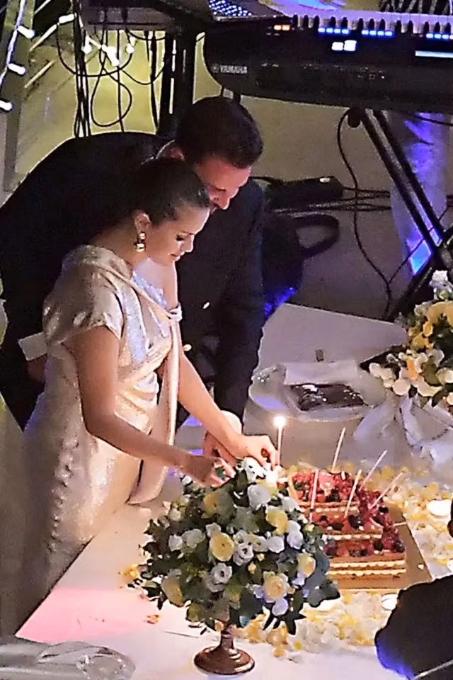 Nữ ca sĩ cùng người tình tin đồn cắt bánh mừng sinh nhật.