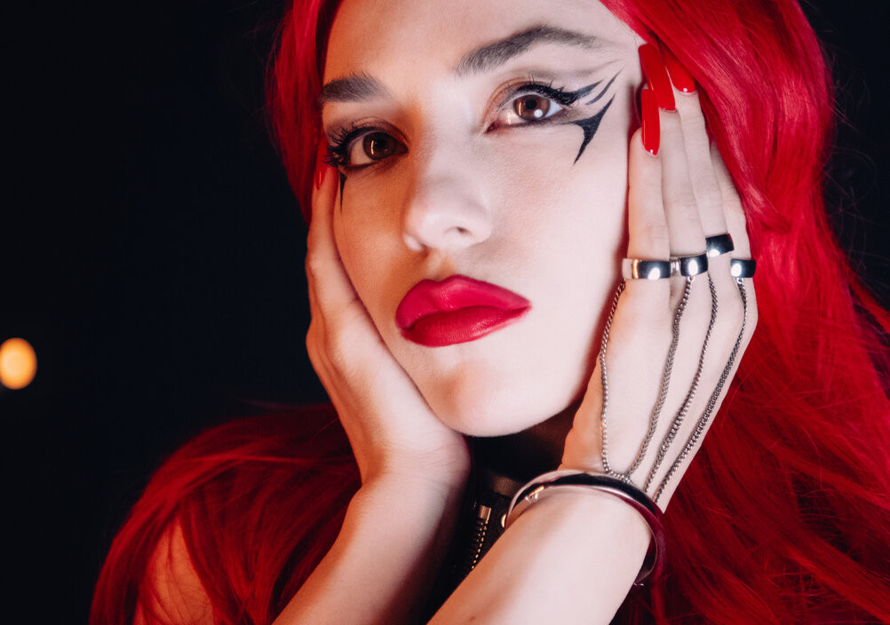 "Thay vì đắm chìm trong nỗi đau, cô vực dậy và bước thẳng lên sàn nhảy."