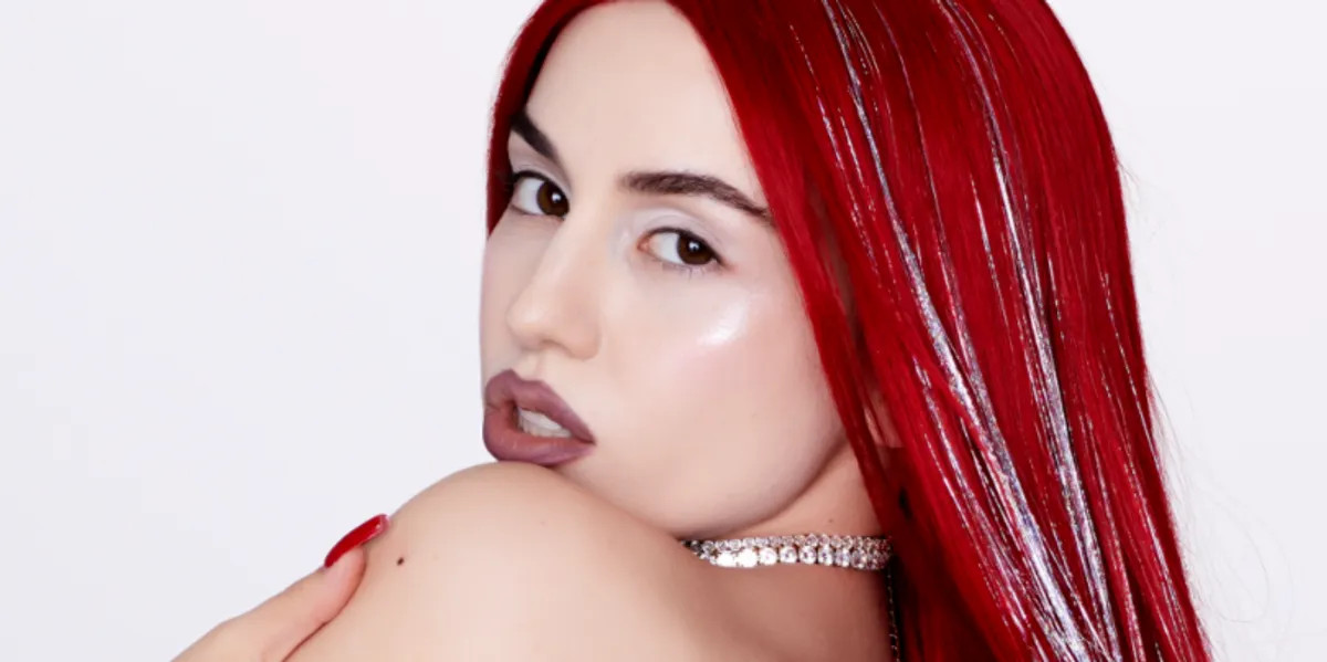 Tạo hình mới với mái tóc đỏ rực của Ava Max.