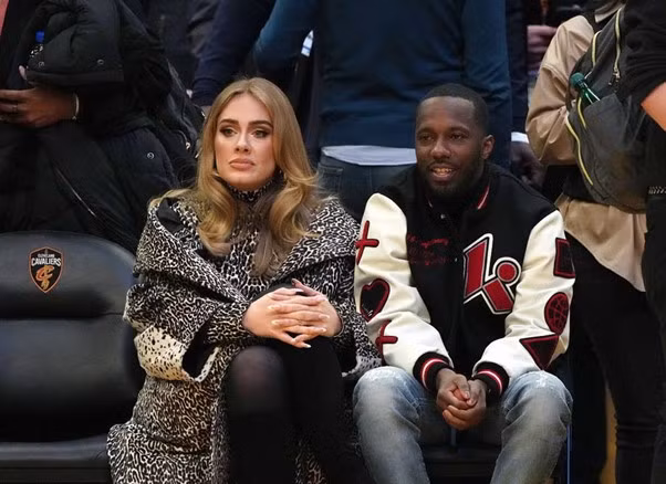 Adele lần đầu tiên bị các tay săn ảnh bắt gặp hẹn hò với Rich Paul tại sự kiện NBA All-Star Game vào năm 2022. Adele lần đầu tiên bị các tay săn ảnh bắt gặp hẹn hò với Rich Paul tại sự kiện NBA All-Star Game vào năm 2022.