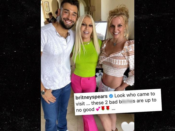 Britney Spears chụp ảnh với nhà thiết kế tài ba Donatella Versace. Britney Spears chụp ảnh với nhà thiết kế tài ba Donatella Versace.