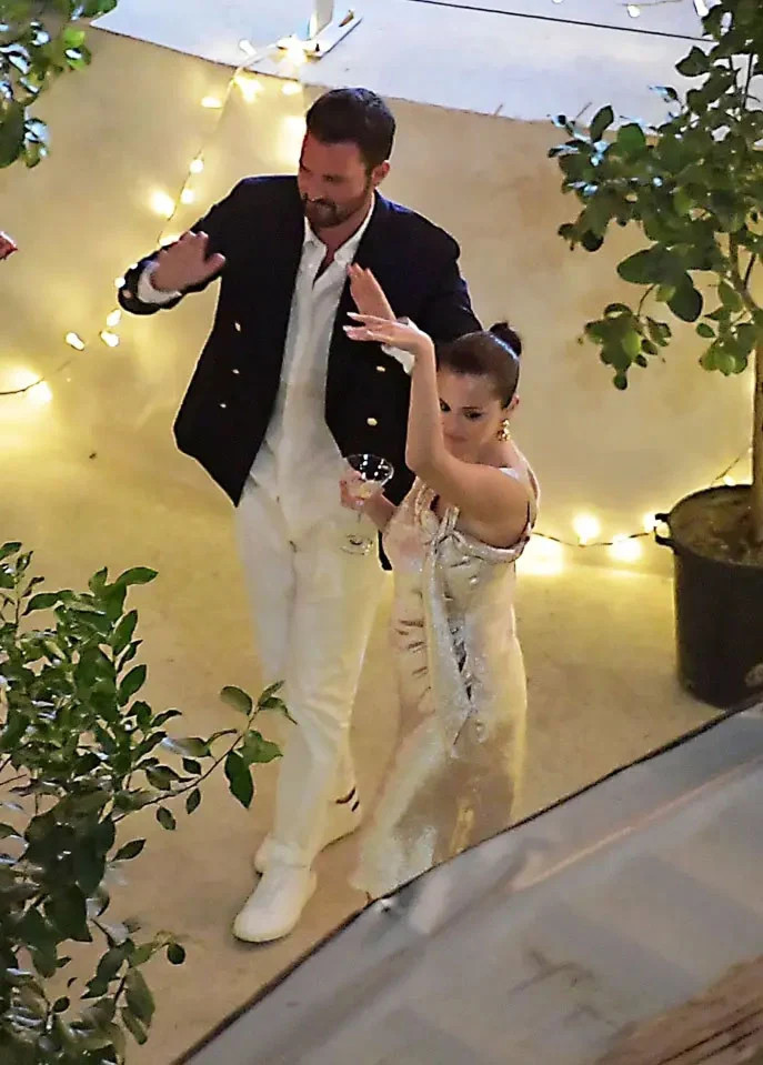 Selena Gomez trên sàn nhảy với người tình tin đồn.