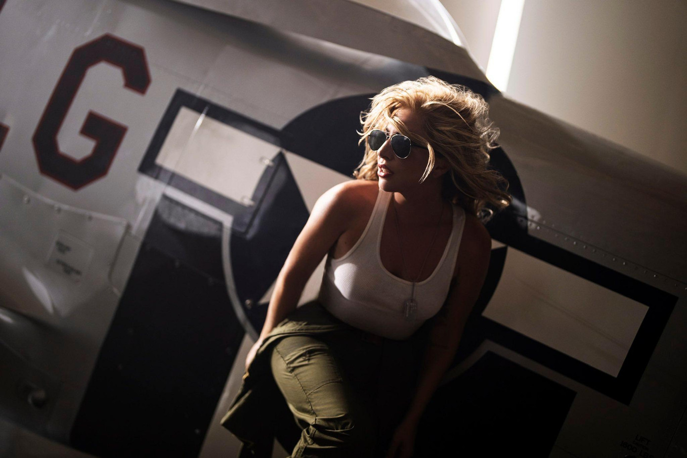 Lady Gaga cực ngầu trong MV nhạc phim Top Gun: Maverick.