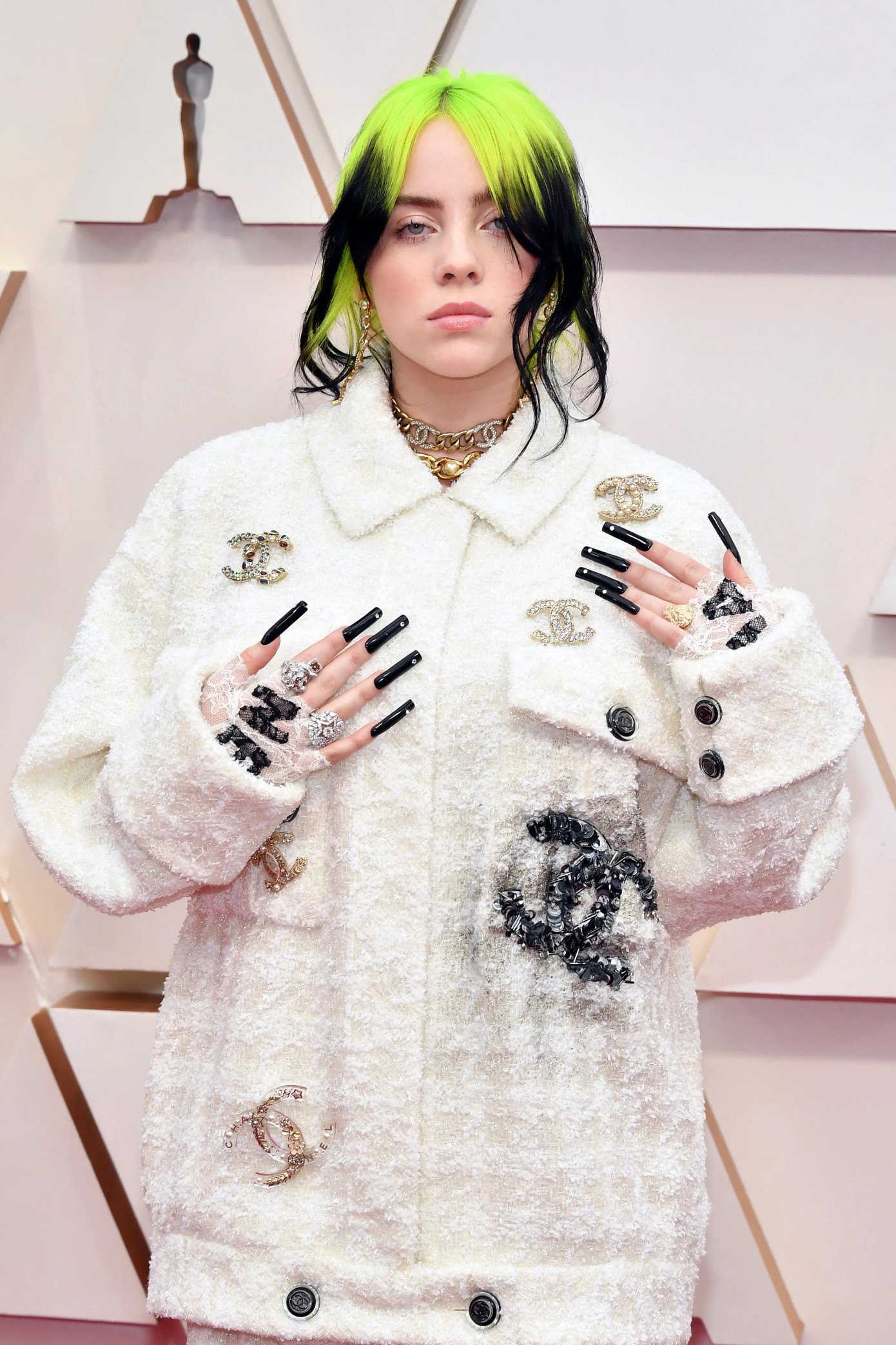 Bức tượng lấy cảm hứng từ trang phục của Billie Eilish tại lễ trao giải Oscars 2020. Bức tượng lấy cảm hứng từ trang phục của Billie Eilish tại lễ trao giải Oscars 2020.