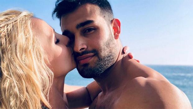 "Công chúa nhạc Pop" hạnh phúc bên người tình trẻ tuổi. "Công chúa nhạc Pop" hạnh phúc bên người tình trẻ tuổi.