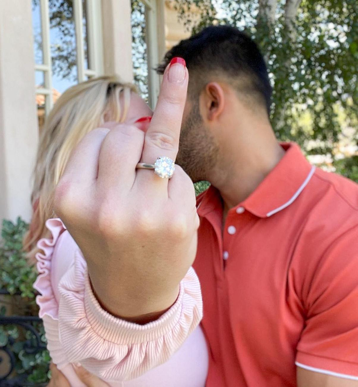 Cặp đôi đã đính hôn vào tháng 9 sau khi Britney thoát khỏi sự kìm kẹp của bố ruột. Cặp đôi đã đính hôn vào tháng 9 sau khi Britney thoát khỏi sự kìm kẹp của bố ruột.