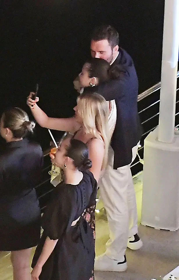 Cặp đôi trao nhau những cử chỉ rất thân mật khi cùng nhau hóng gió trên du thuyền.