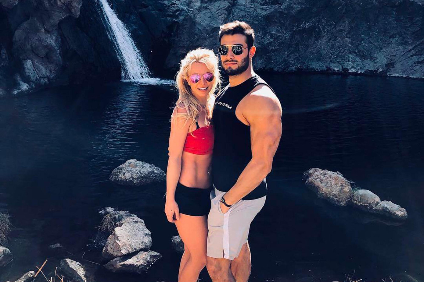 Cặp đôi có cùng sở thích tập thể thao và đi du lịch. Cặp đôi có cùng sở thích tập thể thao và đi du lịch.