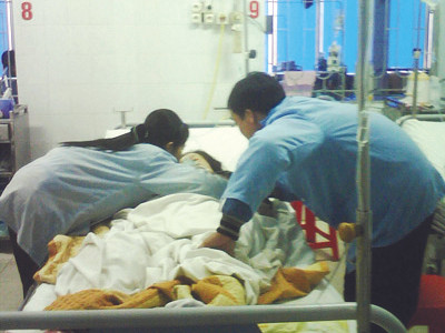 Một bệnh nhân đang điều trị tại Bệnh viện Hữu nghị Đa khoa Nghệ An vì sưởi than tổ ong Ảnh: Phan Sáng