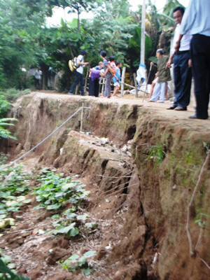 Con đường từ xã vào xóm Nội bị sạt lở gần hết 