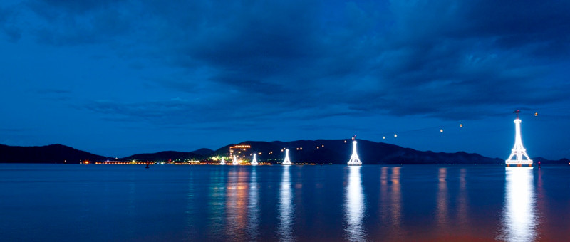 Du khách có thể chiêm ngưỡng toàn cảnh thành phố biển Nha Trang xinh đẹp khi thả mình trên những cabin của tuyến cáp treo vượt biển dài nhất thế giới