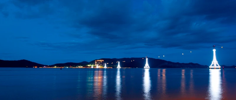 Du khách có thể chiêm ngưỡng toàn cảnh thành phố biển Nha Trang xinh đẹp khi thả mình trên những cabin của tuyến cáp treo vượt biển dài nhất thế giới