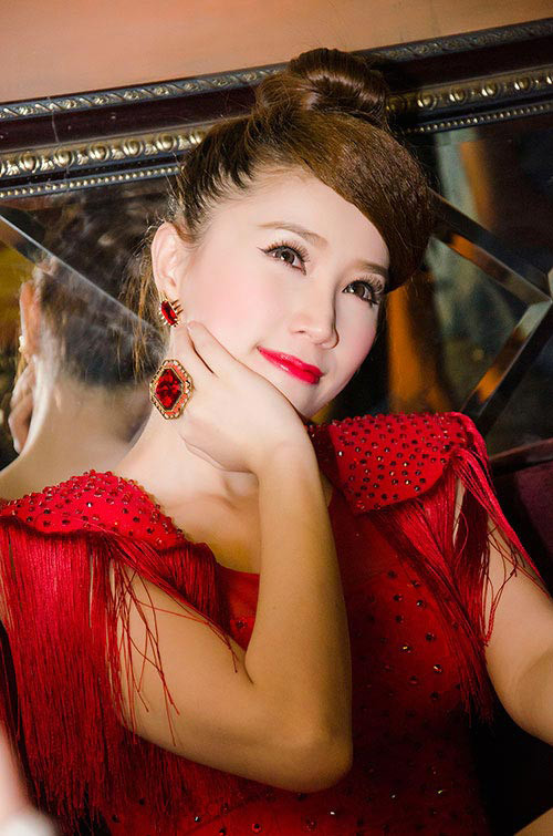 Bảo Thy diện trang phục cùng phụ kiện ton-sur-ton với chiếc nhẫn khủng làm điểm nhấn