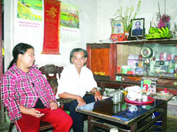 Ông Trần Hùng Khải (xã Đoan Hùng) bị nhiễm chất độc vụ ga Gôi có hai con trai bị bệnh chết sớm, con gái phát triển không bình thường. Ảnh: Trần Hoàng