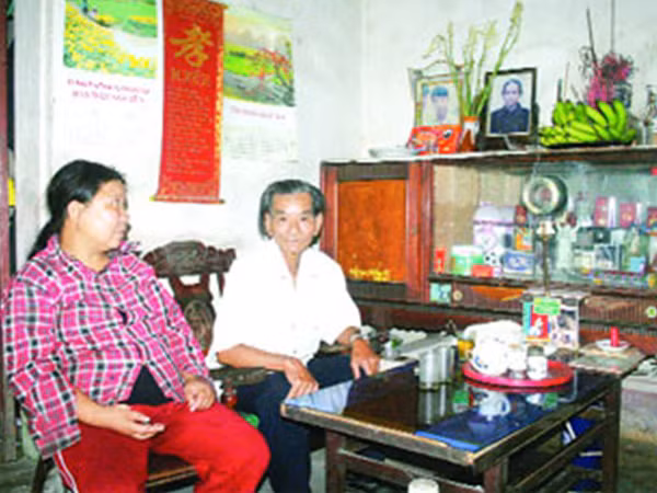 Ông Trần Hùng Khải (xã Đoan Hùng) bị nhiễm chất độc vụ ga Gôi có hai con trai bị bệnh chết sớm, con gái phát triển không bình thường. Ảnh: Trần Hoàng