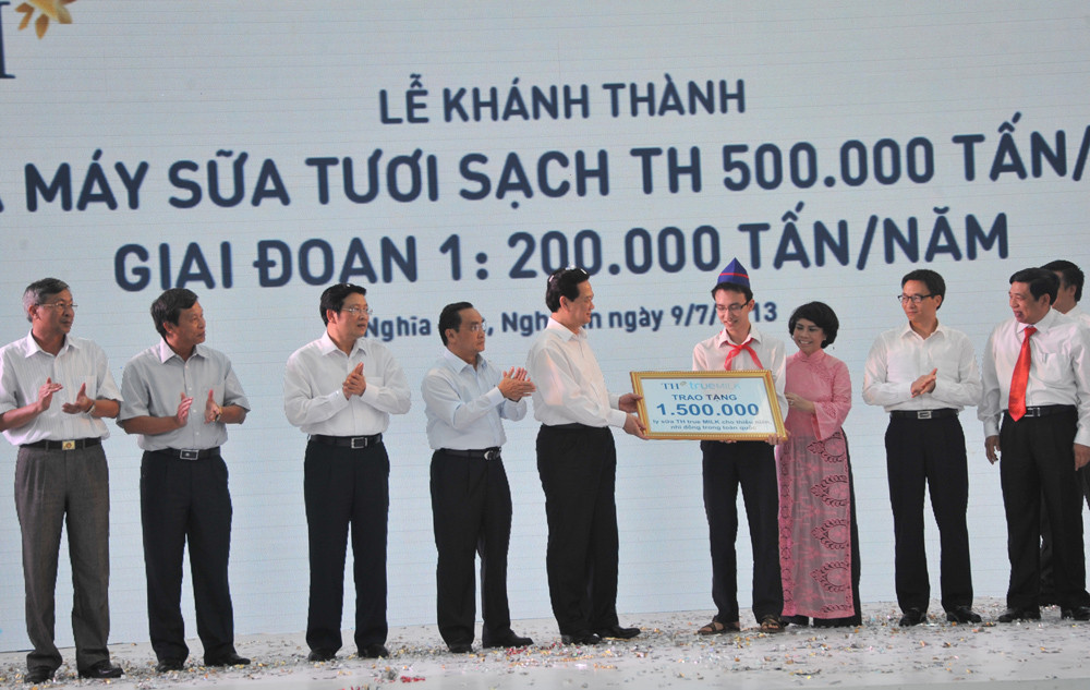 Nhân dịp này, Thủ tướng Nguyễn Tân Dũng trao tặng cho các cháu thiếu niên, nhi đồng trong cả nước 1,5 triệu ly sữa từ tập đoàn TH