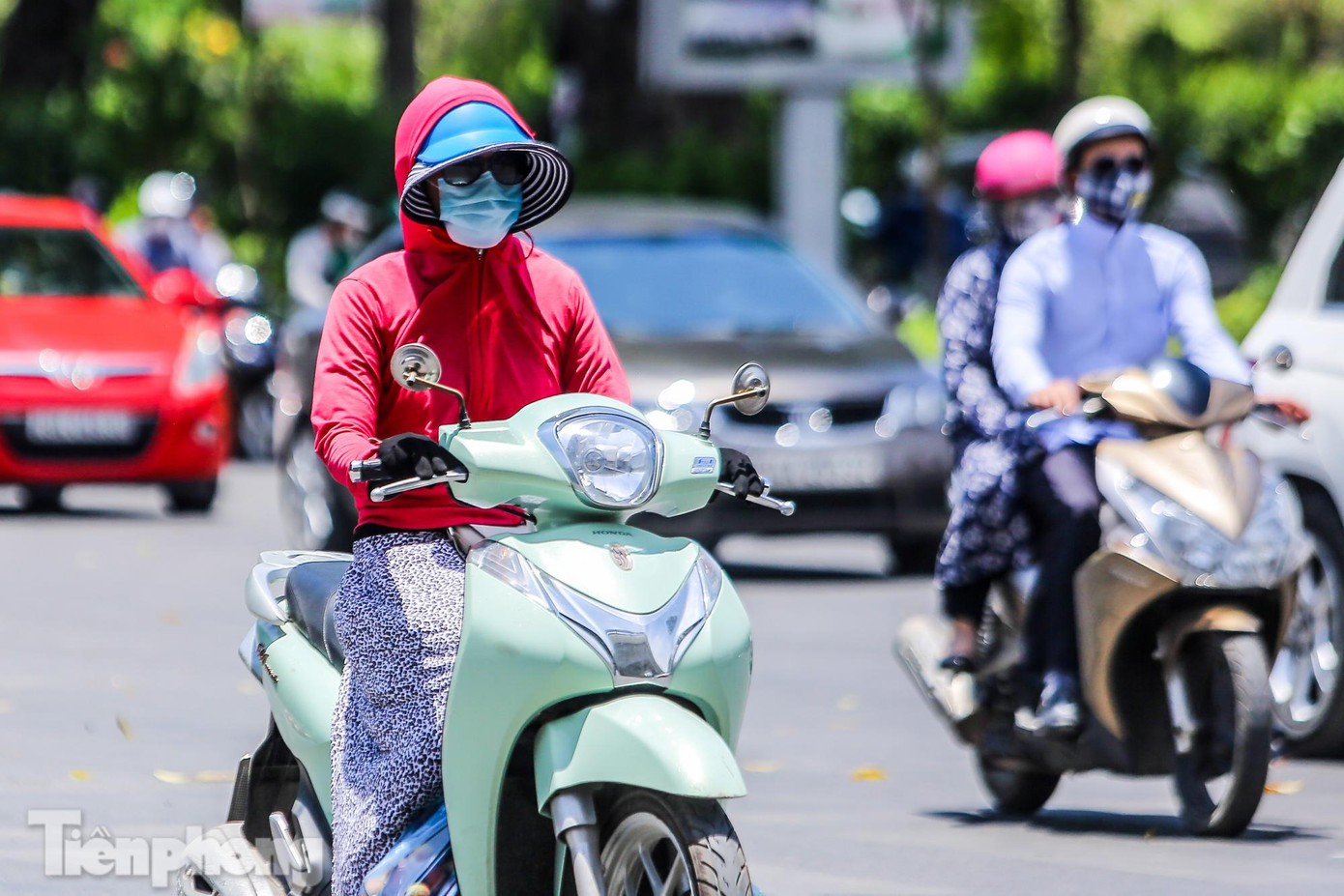 Đội mũ nhiều lớp khác nhau để che nắng hoàn toàn. Đội mũ nhiều lớp khác nhau để che nắng hoàn toàn.