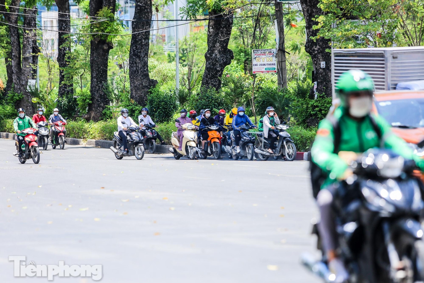 Chờ đèn đỏ, nhiều phương tiện dừng đỗ tại các bóng râm tại nút giao Láng- Trần Duy Hưng. Chờ đèn đỏ, nhiều phương tiện dừng đỗ tại các bóng râm tại nút giao Láng- Trần Duy Hưng.