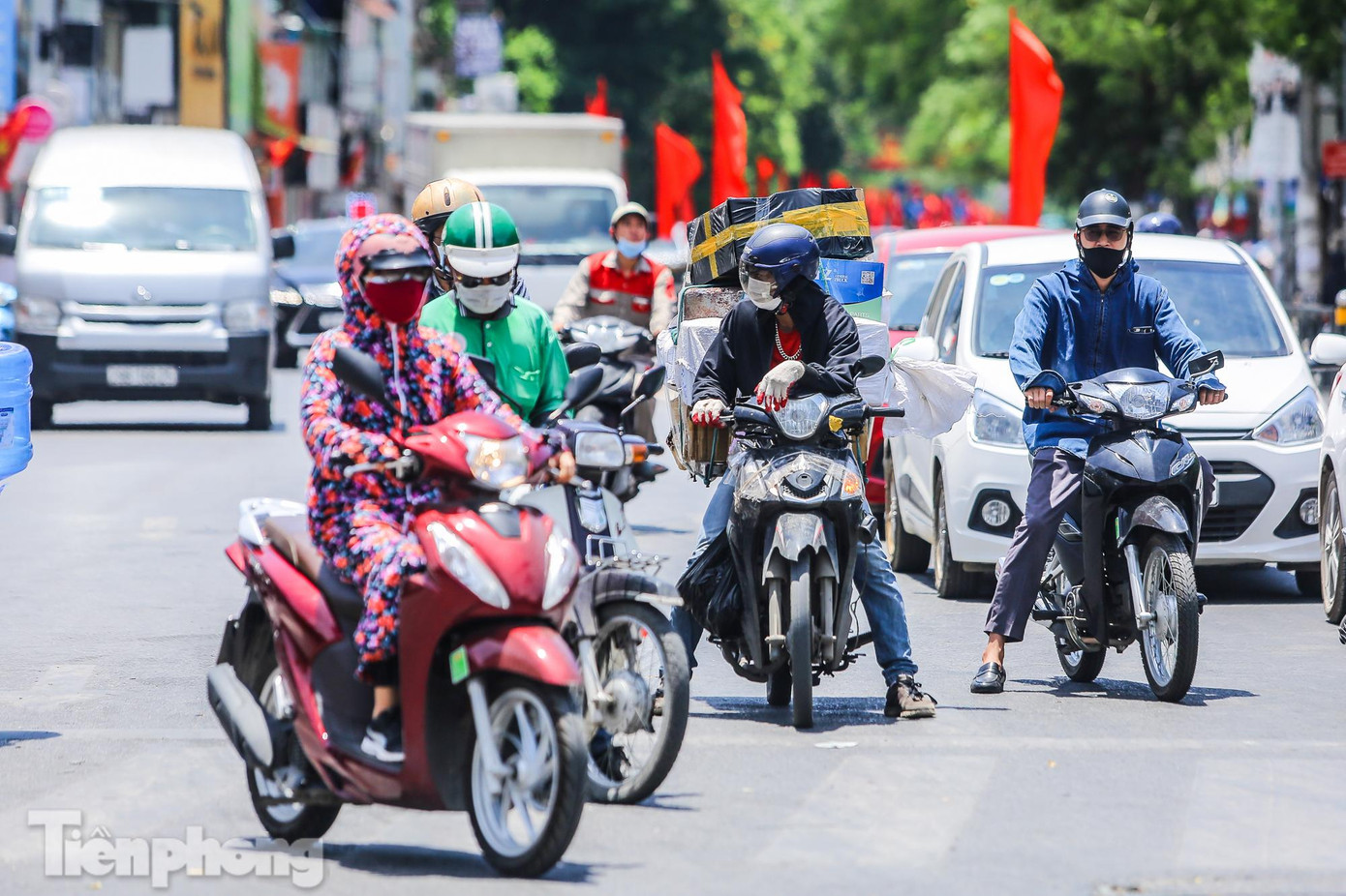 Nắng nóng gay gắt ngưỡng 40 độC, người dân Thủ đô ra đường ai nấy đều kín mít. Nắng nóng gay gắt ngưỡng 40 độC, người dân Thủ đô ra đường ai nấy đều kín mít.