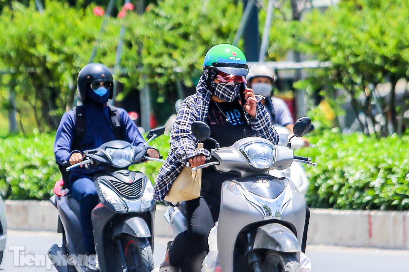 Không chỉ phụ nữ, đàn ông cũng tìm mọi cách để tránh nắng. Không chỉ phụ nữ, đàn ông cũng tìm mọi cách để tránh nắng.