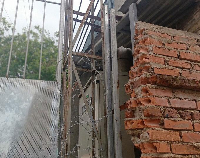 Dây thép gai được lắp thêm quanh Bệnh viện dã chiến Hiệp Hòa. Ảnh: Công Bộ Dây thép gai được lắp thêm quanh Bệnh viện dã chiến Hiệp Hòa. Ảnh: Công Bộ