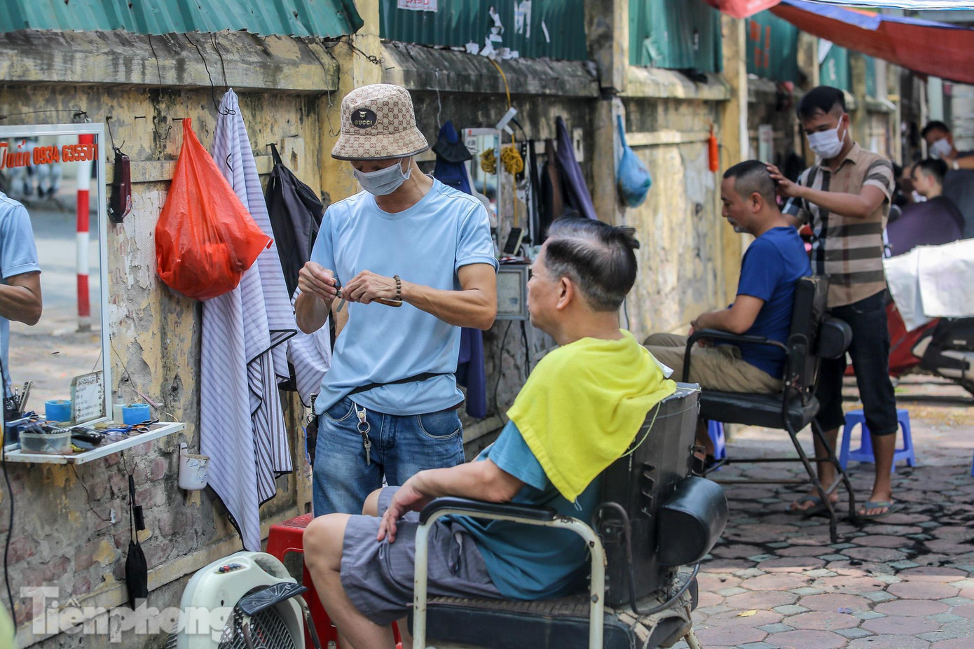 Ghi nhận của PV trong sáng 22/6, cùng với quán ăn, cà phê, nhiều tiệm cắt tóc, gội đầu mở cửa trở lại sau gần 1 tháng tạm dừng phòng dịch COVID-19.