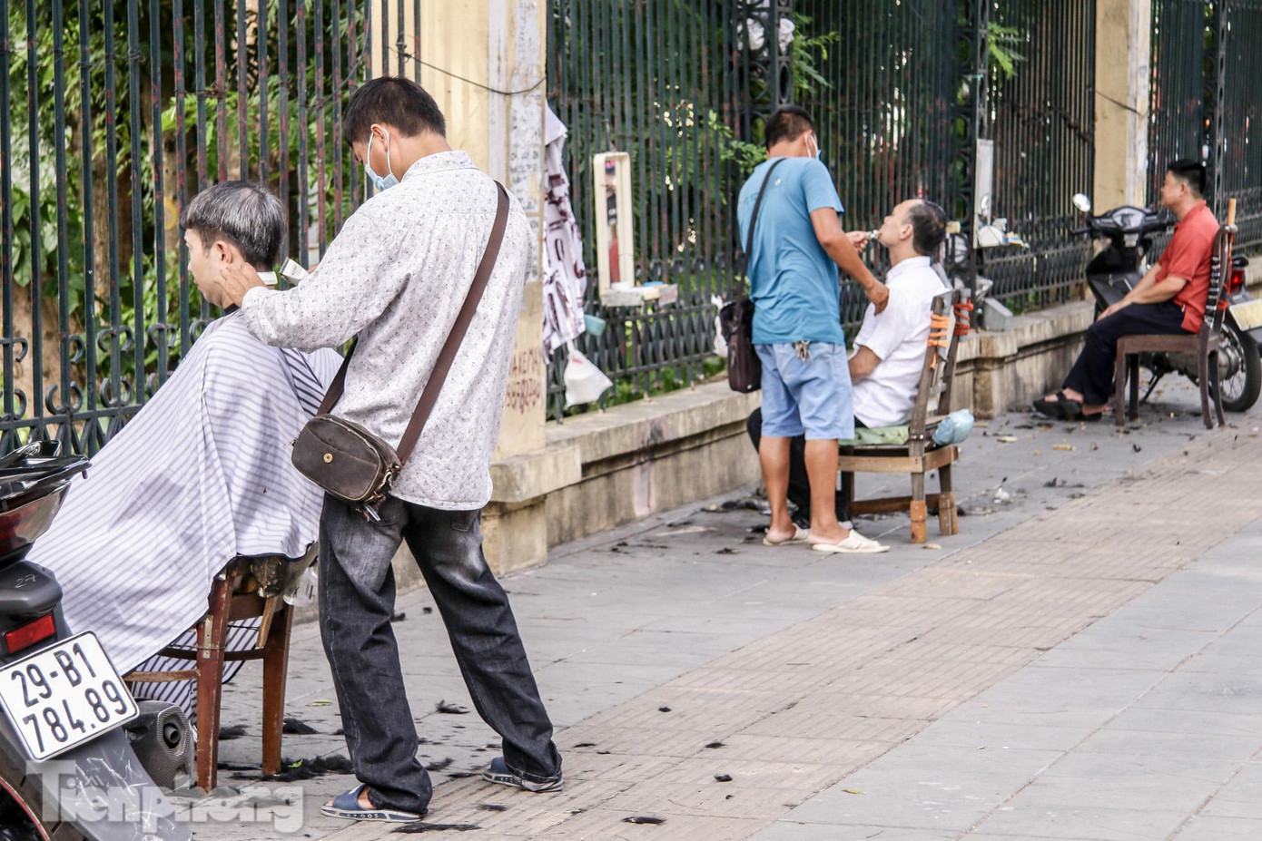 Tương tự tại vỉa hè phố Tô Hiệu, các quán cắt tóc cũng tất bật trong ngày mở cửa trở lại.
