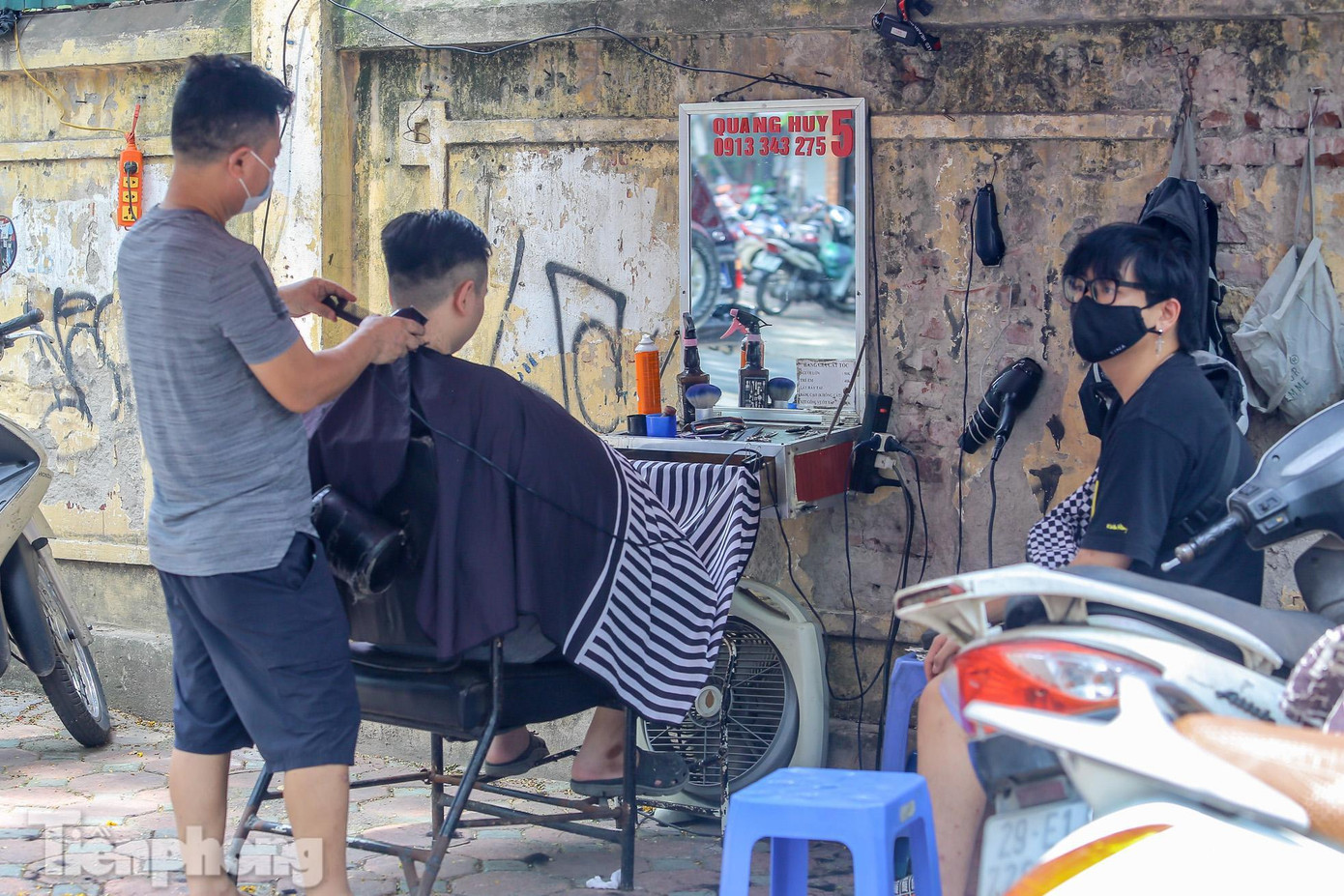 Các hàng cắt tóc đều cho biết trong ngày hôm nay đón lượng khách tăng 30-50% so với những ngày trước khi tạm dừng.