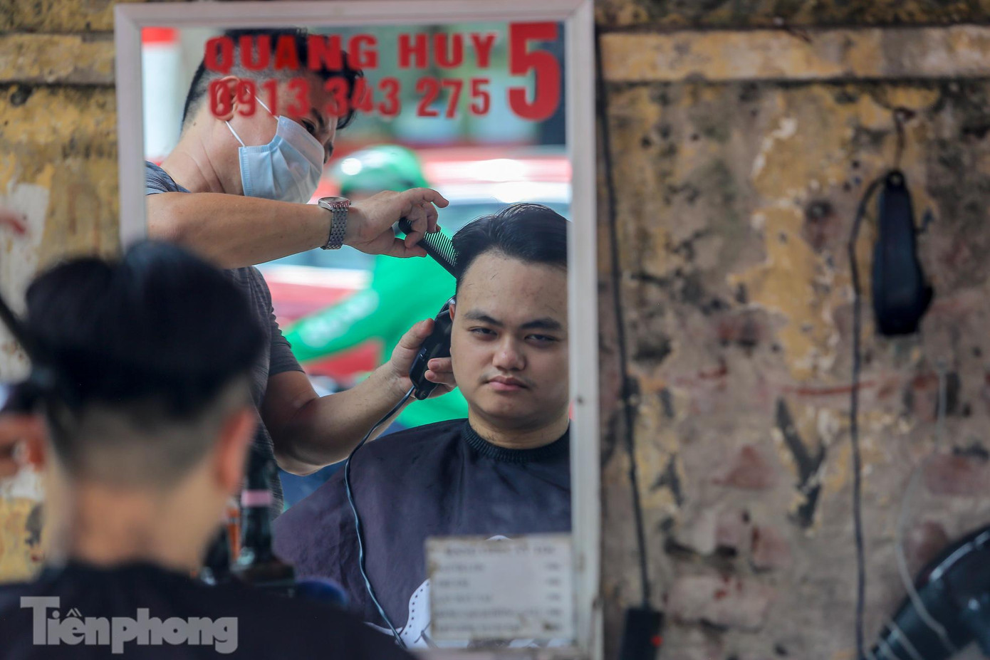 Trung bình cắt tóc mất khoảng 15 phút, theo quan sát, các thợ ở đây làm liền tay không ngừng nghỉ.