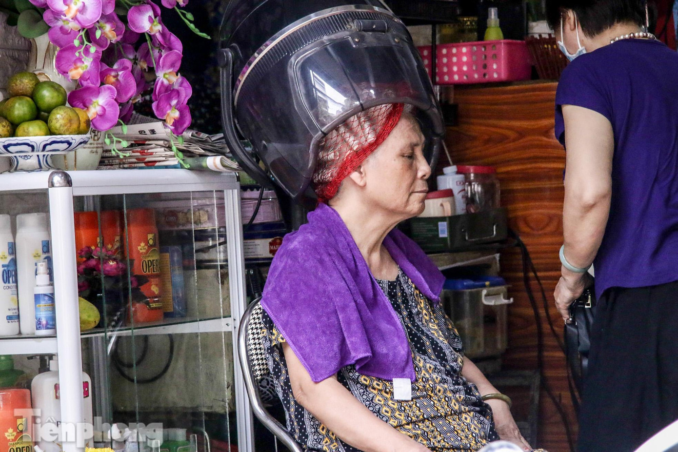 "Thời gian quán xá đóng cửa tôi toàn phải ở nhà tự gội, mà có tuổi rồi nên gội không sạch nên nhiều lúc gội xong vẫn ngứa. Được tin quán gội đầu được mở trở lại, tôi rất phấn khởi nên cùng người bạn sáng nay phải gọi nhau đi luôn", cô Nguyễn Thị Duyệt (70 tuổi, khu đô thị Định Công) nói.