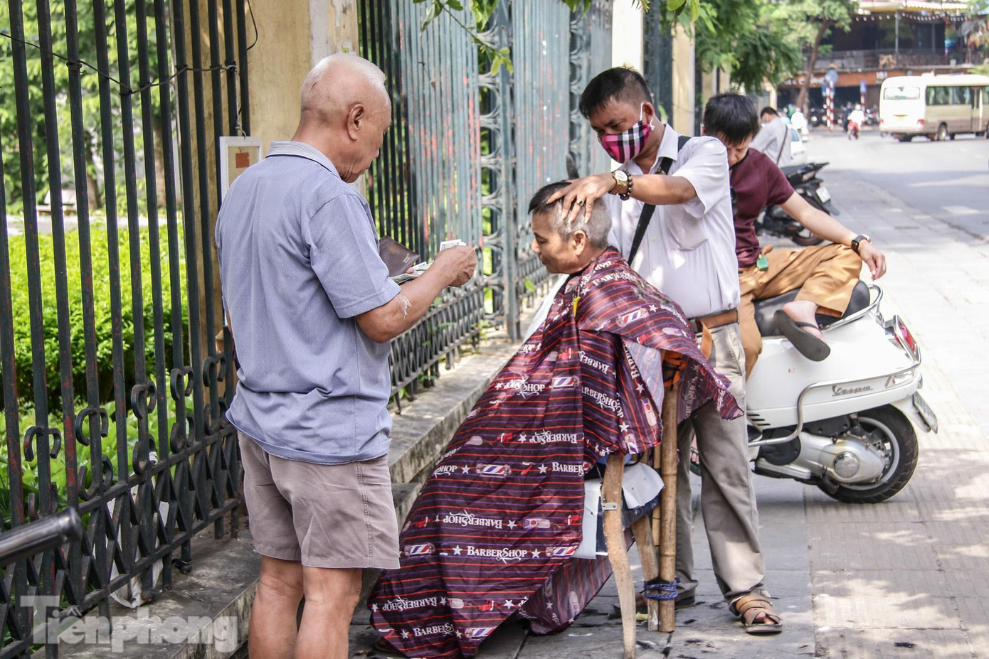 "Thời gian đóng các tiệm cắt tóc tôi khó chịu đứng ngồi không yên vì nắng nóng mà tóc lại dài nhanh. Khi biết tin được mở lại, từ sáng sớm tôi đã đợi ở đây để được anh thợ cắt gọn. Tuy nhiên tình hình dịch bệnh nên tôi cũng sợ, cắt xong là tôi về nhà ngay”, ông Vũ Văn Năm - Tô Hiệu chia sẻ.
