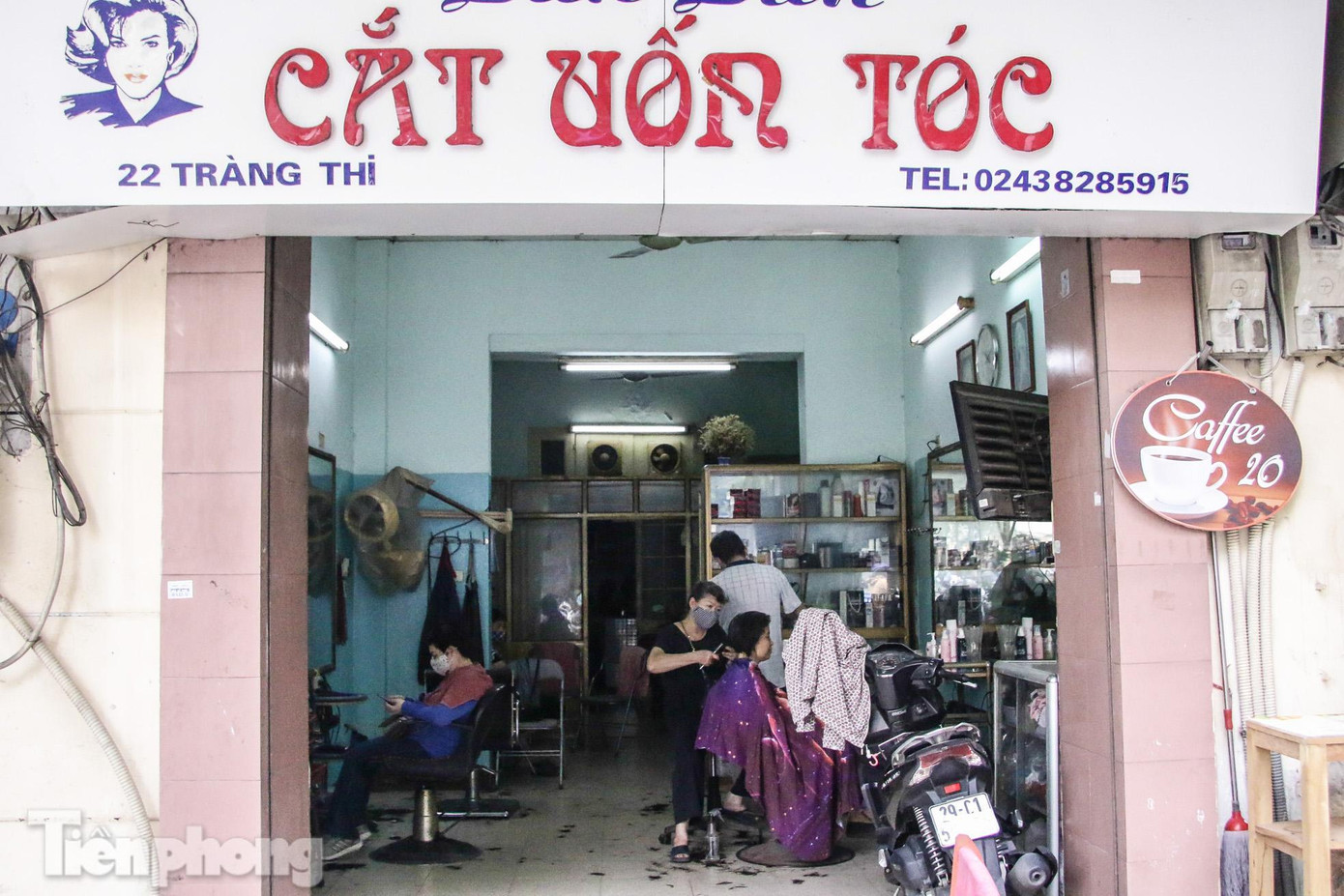 Một quán cắt uốn tóc trên phố Tràng Thi đông khách trong ngày mở lại.