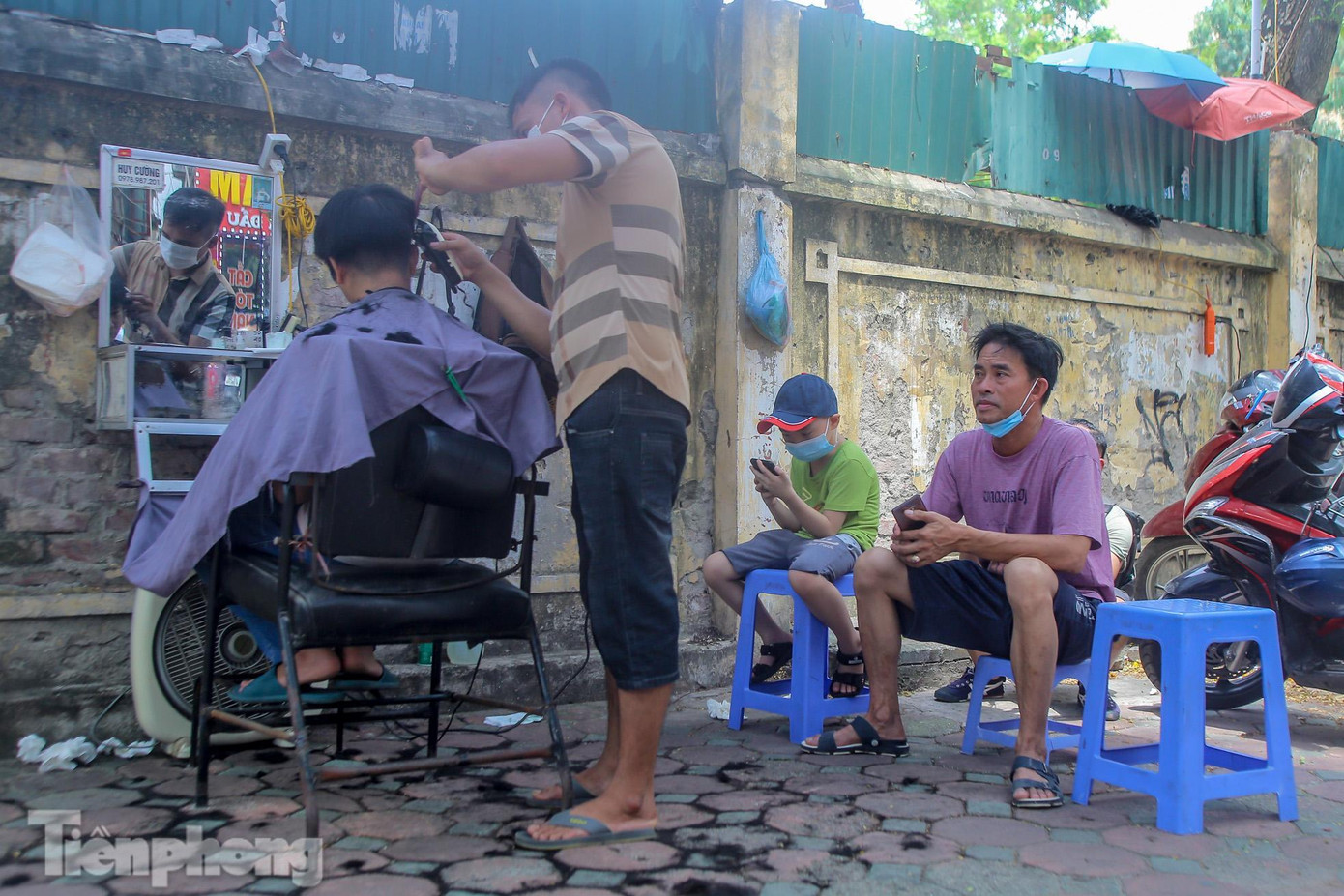 Do lượng khách đông nên nhiều phải chờ hàng tiếng đồng hồ mới đến lượt. "Tôi chờ cũng được gần 2 tiếng, sáng nay cũng không làm gì nên tranh thủ đi cắt tóc không nghĩ lại đông đến vậy", anh Quang ở Thái Thịnh cho biết.